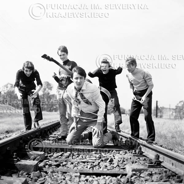# 59 - Czerwone Gitary 1966r. (Na torach)Od lewej   Seweryn Krajewski, Jerzy Kossela ,Krzysztof Klenczon, Bernard Dornowski, Jerzy Skrzypczyk