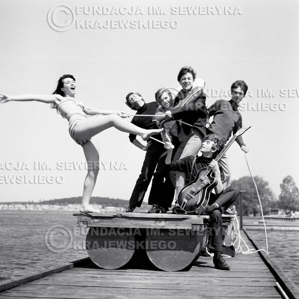 # 60 - Czerwone Gitary 1966r. (Na tratwie z modelką)Od lewej  modelka,  Bernard Dornowski, Jerzy Skrzypczyk, Krzysztof Klenczon, Jerzy Kossela, Seweryn Krajewski