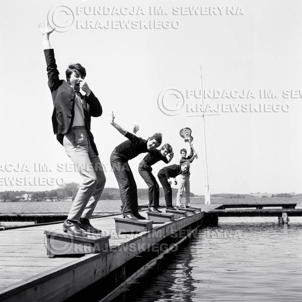 # 62 - Czerwone Gitary 1966r. (Na molo z modelką)Od lewej Krzysztof Klenczon,  Bernard Dornowski, Seweryn Krajewski, Jerzy Skrzypczyk, Jerzy Kossela