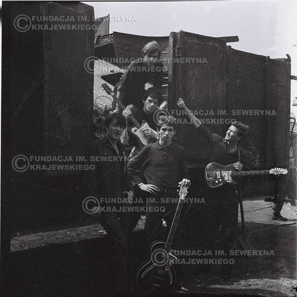 # 666 - 1966r. Czerwone Gitary, Łódź.  Zdjęcie z sesji do okładki pierwszego longpleya Czerwonych Gitar pod tytułem:  'To Wlaśnie My'.
