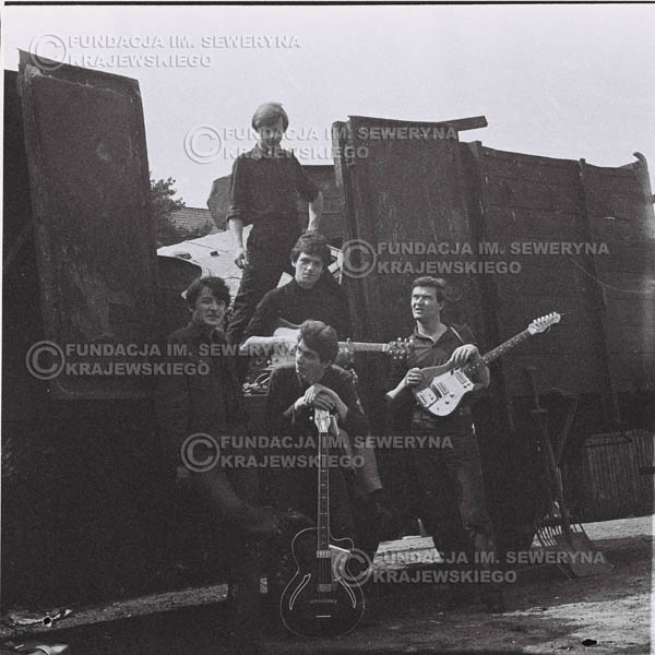 # 667 - 1966r. Czerwone Gitary, Łódź.  Zdjęcie z sesji do okładki pierwszego longpleya Czerwonych Gitar pod tytułem:  'To Wlaśnie My'.