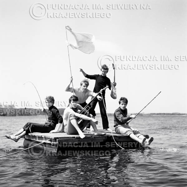 # 66 - Czerwone Gitary 1966r. (Na tratwie)Od lewej Seweryn Krajewski, Krzysztof Klenczon,  Jerzy Skrzypczyk, Bernard Dornowski,  Jerzy Kossela
