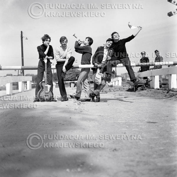 # 73 - Czerwone Gitary 1966r.(Przejazd Kolejowy) Od Lewej  Seweryn Krajewski, Jerzy Skrzypczyk, Jerzy Kossela, Krzysztof Klenczon,  Bernard Dornowski