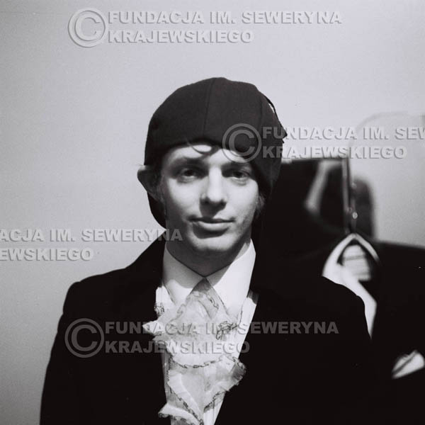 # 87 - Jerzy Skrzypczyk w garderobie przed koncertem, 1968r.