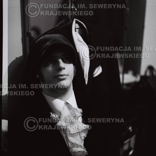 # 88 - Jerzy Skrzypczyk w garderobie przed koncertem, 1968r.