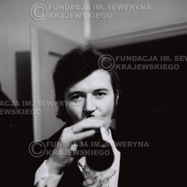 # 93 - Bernard Dornowski w garderobie, 1968 r.